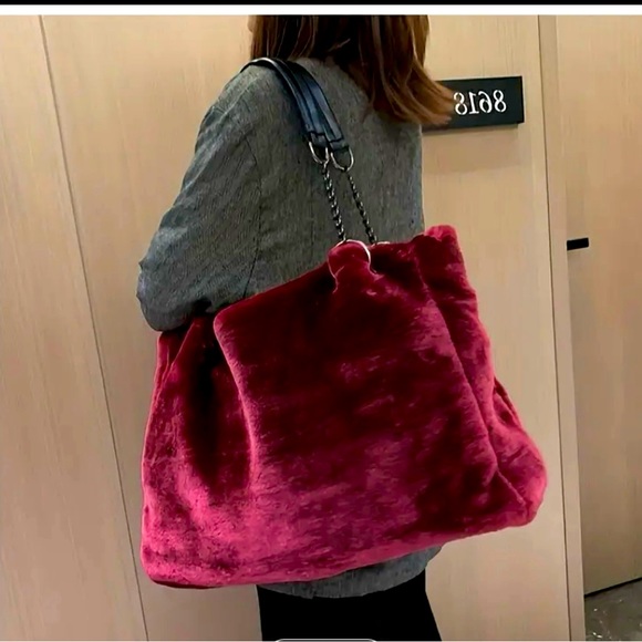 Stylish Faux Rabbit Feel Fur Purse (Back By Popular Demand) Bundle Free Gloves - Picture 3 of 10